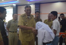 Buka Seleksi Beasiswa Kedokteran Untan DOKTER DAN BAKAL CALON DOKTER. Bupati dr. Jarot Winarno usai menyematkan tanda peserta seleksi calon mahasiswa kedokteran Untan secara simbolis kepada salah seorang peserta, di Balai Praja, Sintang, Selasa (3/4). HUMAS PEMKAB SINTANG for Rakyat Kalbar