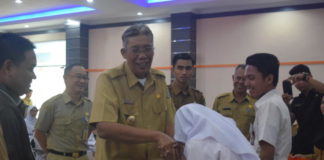 Buka Seleksi Beasiswa Kedokteran Untan DOKTER DAN BAKAL CALON DOKTER. Bupati dr. Jarot Winarno usai menyematkan tanda peserta seleksi calon mahasiswa kedokteran Untan secara simbolis kepada salah seorang peserta, di Balai Praja, Sintang, Selasa (3/4). HUMAS PEMKAB SINTANG for Rakyat Kalbar