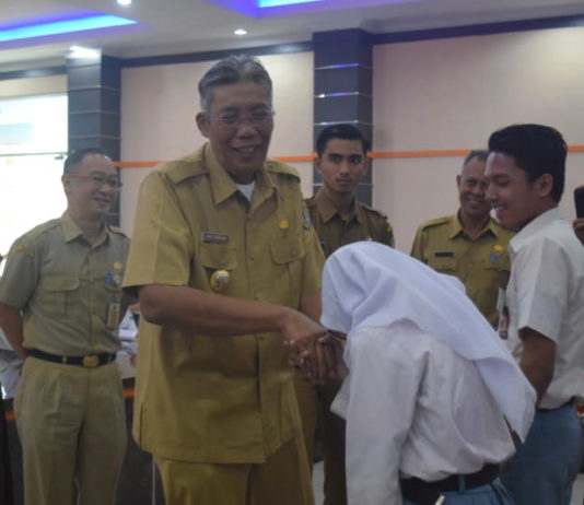 Buka Seleksi Beasiswa Kedokteran Untan DOKTER DAN BAKAL CALON DOKTER. Bupati dr. Jarot Winarno usai menyematkan tanda peserta seleksi calon mahasiswa kedokteran Untan secara simbolis kepada salah seorang peserta, di Balai Praja, Sintang, Selasa (3/4). HUMAS PEMKAB SINTANG for Rakyat Kalbar