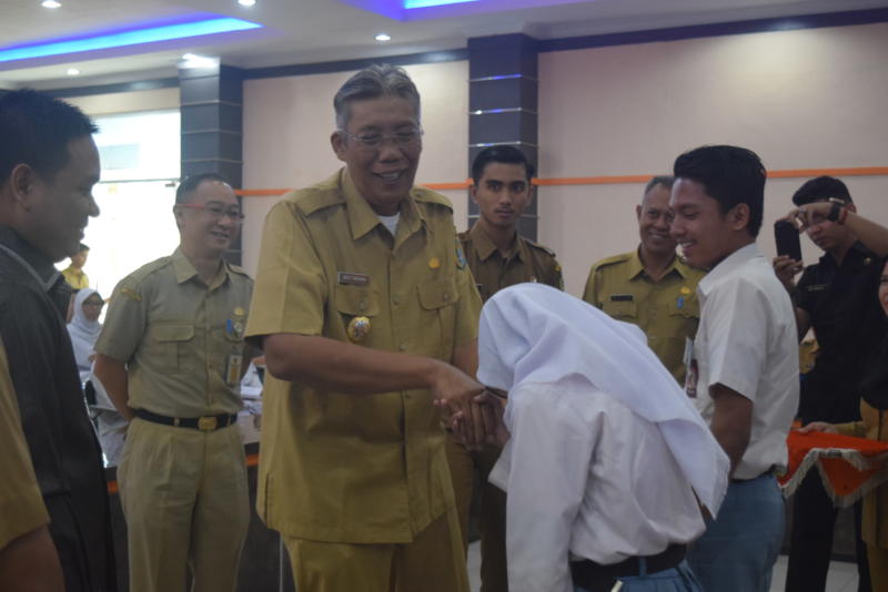 DOKTER DAN BAKAL CALON DOKTER. Bupati dr. Jarot Winarno usai menyematkan tanda peserta seleksi calon mahasiswa kedokteran Untan secara simbolis kepada salah seorang peserta, di Balai Praja, Sintang, Selasa (3/4). HUMAS PEMKAB SINTANG for Rakyat Kalbar