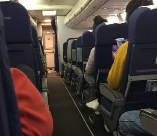 Mesin Rusak, Sriwijaya Air “Sandera” Penumpang dalam Pesawat selama Sejam DELAY. Situasi pesawat SJ-182 ketika akan diberangkatkan pada pukul 19.45 WIB dari Soeta menuju Supadio Pontianak. Pesawat delay selama berjam-jam. Penumpang for RK