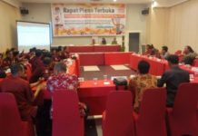 Data DPT Panwas dan KPU Tak Sinkron Pleno. KPU Kubu Raya melaksanakan rapat pleno di Hotel Gardenia, Kamis (19/4). Syamsul Arifin/RK.