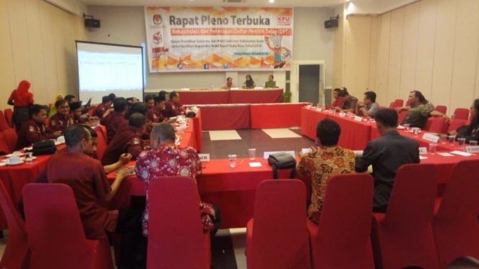 Pleno. KPU Kubu Raya melaksanakan rapat pleno di Hotel Gardenia, Kamis (19/4). Syamsul Arifin/RK.