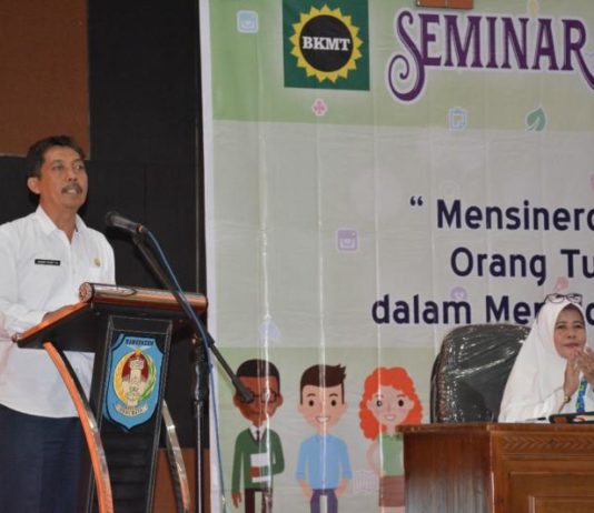 Anak Butuh Pengawasan Orangtua Sambutan. Pj Sekda Kubu Raya, H Odang Prasetyo memberikan sambutan dalam kegiatan Seminar BKMT, Rabu (18/4). Humas for Rakyat Kalbar