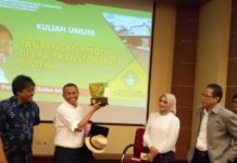 Mengapa Tiongkok Melulu? KENANG-KENANGAN. Dahlan Iskan menerima cinderamata setelah memberikan ceramah umum di kampus Universitas Padjadjaran, Bandung, Senin (2/4).