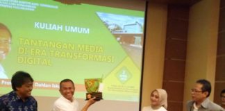 Mengapa Tiongkok Melulu? KENANG-KENANGAN. Dahlan Iskan menerima cinderamata setelah memberikan ceramah umum di kampus Universitas Padjadjaran, Bandung, Senin (2/4).