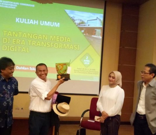 Mengapa Tiongkok Melulu? KENANG-KENANGAN. Dahlan Iskan menerima cinderamata setelah memberikan ceramah umum di kampus Universitas Padjadjaran, Bandung, Senin (2/4).