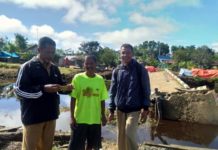 Jembatan Ambruk, Dua Dusun Terancam Terisolir Jembatan Ambruk. Petugas Dinas PUPR Kubu Raya meninjau jembatan ambruk di Desa Sungai Bulan, Kecamatan Sungai Raya, Senin (16/4). Warga for Rakyat Kalbar