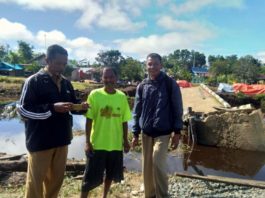 Jembatan Ambruk. Petugas Dinas PUPR Kubu Raya meninjau jembatan ambruk di Desa Sungai Bulan, Kecamatan Sungai Raya, Senin (16/4). Warga for Rakyat Kalbar