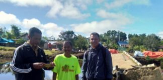 Jembatan Ambruk, Dua Dusun Terancam Terisolir Jembatan Ambruk. Petugas Dinas PUPR Kubu Raya meninjau jembatan ambruk di Desa Sungai Bulan, Kecamatan Sungai Raya, Senin (16/4). Warga for Rakyat Kalbar