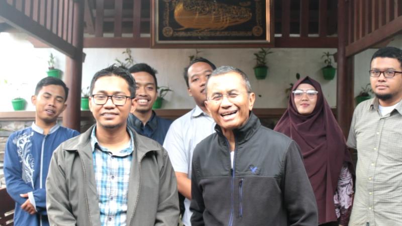 MEET AND TALK. Dalu Nuzulul Kirom bertemu dan berdiskusi dengan Dahlan Iskan di kediaman Dahlan. Admin disway.id for Rakyat Kalbar