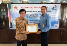 Raih Dua ISO dan Satu OHSAS, PT. GAS Diakui Dunia SERTIFIKASI INTERNASIONAL. Komisaris Utama PT. GAS, The Iu Sia, menerima sertifikat penghargaan dari ISO dan OHSAS, di kantor pusat PT. GAS, Wajok, Kabupaten Mempawah, Rabu (18/4). Maulidi Murni-RK