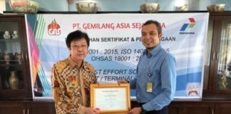 Raih Dua ISO dan Satu OHSAS, PT. GAS Diakui Dunia SERTIFIKASI INTERNASIONAL. Komisaris Utama PT. GAS, The Iu Sia, menerima sertifikat penghargaan dari ISO dan OHSAS, di kantor pusat PT. GAS, Wajok, Kabupaten Mempawah, Rabu (18/4). Maulidi Murni-RK