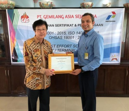 Raih Dua ISO dan Satu OHSAS, PT. GAS Diakui Dunia SERTIFIKASI INTERNASIONAL. Komisaris Utama PT. GAS, The Iu Sia, menerima sertifikat penghargaan dari ISO dan OHSAS, di kantor pusat PT. GAS, Wajok, Kabupaten Mempawah, Rabu (18/4). Maulidi Murni-RK