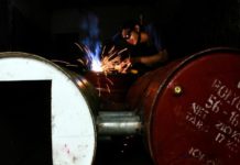 Hanya Pesawat dan Kapal Laut yang Belum Pernah Dibikin ALAT PENGASAP IKAN. Risty, salah seorang pandai besi membuat alat pengasapan ikan dari drum bekas di lingkungan Getap, Kota Mataram, kemarin (11/4). Ivan/Lombok Pos