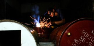 Hanya Pesawat dan Kapal Laut yang Belum Pernah Dibikin ALAT PENGASAP IKAN. Risty, salah seorang pandai besi membuat alat pengasapan ikan dari drum bekas di lingkungan Getap, Kota Mataram, kemarin (11/4). Ivan/Lombok Pos