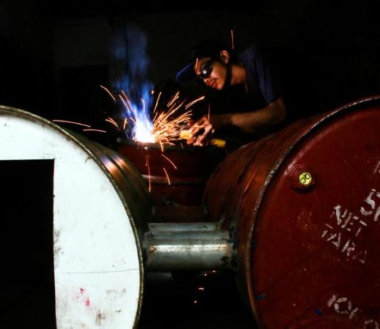 Hanya Pesawat dan Kapal Laut yang Belum Pernah Dibikin ALAT PENGASAP IKAN. Risty, salah seorang pandai besi membuat alat pengasapan ikan dari drum bekas di lingkungan Getap, Kota Mataram, kemarin (11/4). Ivan/Lombok Pos