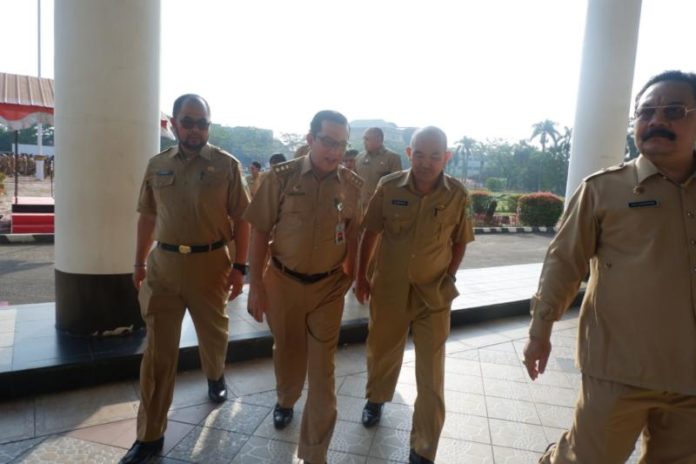 APEL AWAL BULAN. Sekda Kalbar M Zeet Hamdy Assovie usai memimpin apel awal bulan di kantor Gubernur Kalbar, Senin (2/4). Humas Pemprov for RK