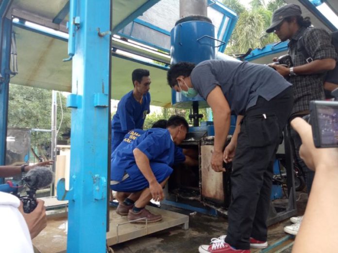 BAKAR SABU. Tiga tersangka memasukan sabu ke dalam insinerator untuk dimusnahkan di halaman kantor BNNP Kalbar Jalan Parit H. Husin II, Pontianak, Kamis siang (19/4). Ambrosius Junius-RK