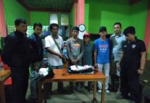 Gerobak Pikul Cilok Berisi  5 Kg Sabu dan Ribuan Inex BARANG BUKTI. Petugas tengah menunjukkan barang bukti narkoba dan empat orang yang diamankan, Kamis (26/4). Warga for RK