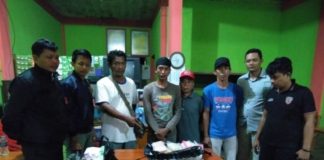 Gerobak Pikul Cilok Berisi 5 Kg Sabu dan Ribuan Inex BARANG BUKTI. Petugas tengah menunjukkan barang bukti narkoba dan empat orang yang diamankan, Kamis (26/4). Warga for RK