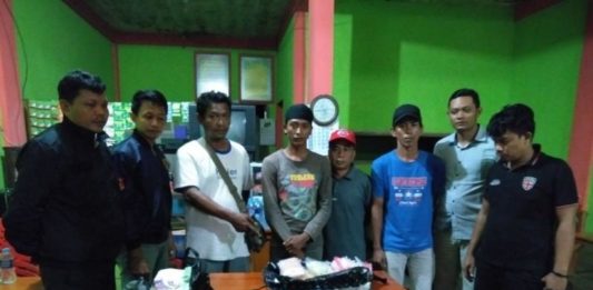 Gerobak Pikul Cilok Berisi 5 Kg Sabu dan Ribuan Inex BARANG BUKTI. Petugas tengah menunjukkan barang bukti narkoba dan empat orang yang diamankan, Kamis (26/4). Warga for RK
