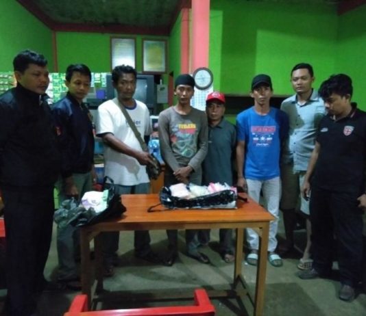 Gerobak Pikul Cilok Berisi  5 Kg Sabu dan Ribuan Inex BARANG BUKTI. Petugas tengah menunjukkan barang bukti narkoba dan empat orang yang diamankan, Kamis (26/4). Warga for RK