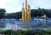 Biaya Ganti Rugi Masih Dihitung Konsultan BELUM BERFUNGSI. Beberapa petugas memeriksa dan berupaya memperbaiki kerusakan air mancur di Tugu Digulis Pontianak, Selasa (24/4). Gusnadi-RK