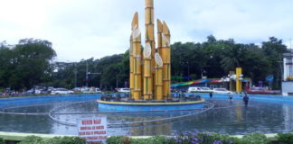 Biaya Ganti Rugi Masih Dihitung Konsultan BELUM BERFUNGSI. Beberapa petugas memeriksa dan berupaya memperbaiki kerusakan air mancur di Tugu Digulis Pontianak, Selasa (24/4). Gusnadi-RK
