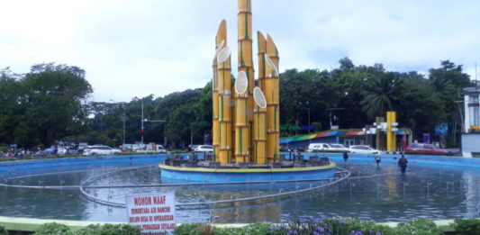 Biaya Ganti Rugi Masih Dihitung Konsultan BELUM BERFUNGSI. Beberapa petugas memeriksa dan berupaya memperbaiki kerusakan air mancur di Tugu Digulis Pontianak, Selasa (24/4). Gusnadi-RK