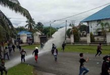 Kaca Rumah Rakyat Berderai BERHAMBURAN. Massa berlarian menghindari tembakan water canon dan gas air mata yang dilontarkan kepolisian di gedung DPRD Kapuas Hulu, Selasa (24/4). Andreas-RK