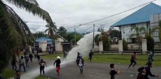 Kaca Rumah Rakyat Berderai BERHAMBURAN. Massa berlarian menghindari tembakan water canon dan gas air mata yang dilontarkan kepolisian di gedung DPRD Kapuas Hulu, Selasa (24/4). Andreas-RK