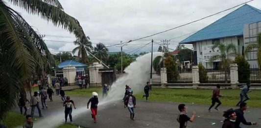 Kaca Rumah Rakyat Berderai BERHAMBURAN. Massa berlarian menghindari tembakan water canon dan gas air mata yang dilontarkan kepolisian di gedung DPRD Kapuas Hulu, Selasa (24/4). Andreas-RK