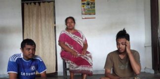 Seorang Diri Membesarkan Tiga Anaknya yang Lumpuh SAKIT MASSAL. Dora Iskandar Alam bersama dua putranya yang lumpuh, Ahmad Iskandar Dinata dan Fiki Alam Dinata, Rabu (25/4). Sementara putra nomor dua, Dafi Alam Dinata, mengalami lumpuh di seluruh tubuh sehingga sehari-hari hanya dapat berbaring di tempat tidur. SAMSIR HAMAJEN/MALUT POST