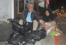 Kisah Soesilo Toer, Doktor Ekonomi Politik yang Hidup sebagai Pemulung MEMILIH BARANG BEKAS. Soesilo Toer (kiri) saat memulung sampah ditemani wartawan Jawa Pos Radar Kudus, di Blora, baru-baru ini. Radar Kudus Photo