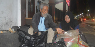 Kisah Soesilo Toer, Doktor Ekonomi Politik yang Hidup sebagai Pemulung MEMILIH BARANG BEKAS. Soesilo Toer (kiri) saat memulung sampah ditemani wartawan Jawa Pos Radar Kudus, di Blora, baru-baru ini. Radar Kudus Photo