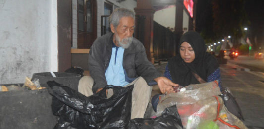 Kisah Soesilo Toer, Doktor Ekonomi Politik yang Hidup sebagai Pemulung MEMILIH BARANG BEKAS. Soesilo Toer (kiri) saat memulung sampah ditemani wartawan Jawa Pos Radar Kudus, di Blora, baru-baru ini. Radar Kudus Photo