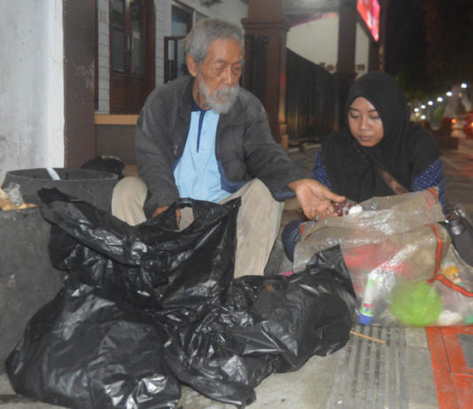 Kisah Soesilo Toer, Doktor Ekonomi Politik yang Hidup sebagai Pemulung MEMILIH BARANG BEKAS. Soesilo Toer (kiri) saat memulung sampah ditemani wartawan Jawa Pos Radar Kudus, di Blora, baru-baru ini. Radar Kudus Photo