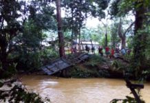 Jembatan Putus, Rumah Terendam PUTUS. Jembatan Kembian di Desa Cenayan, Nanga Mahap putus akibat terjangan banjir, Selasa malam (24/4). Warga for Rakyat Kalbar
