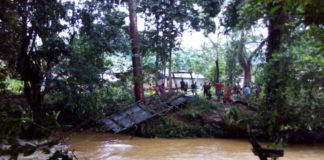 Jembatan Putus, Rumah Terendam PUTUS. Jembatan Kembian di Desa Cenayan, Nanga Mahap putus akibat terjangan banjir, Selasa malam (24/4). Warga for Rakyat Kalbar