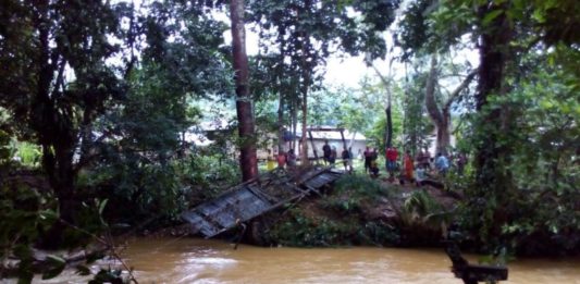 Jembatan Putus, Rumah Terendam PUTUS. Jembatan Kembian di Desa Cenayan, Nanga Mahap putus akibat terjangan banjir, Selasa malam (24/4). Warga for Rakyat Kalbar
