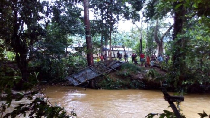 PUTUS. Jembatan Kembian di Desa Cenayan, Nanga Mahap putus akibat terjangan banjir, Selasa malam (24/4). Warga for Rakyat Kalbar