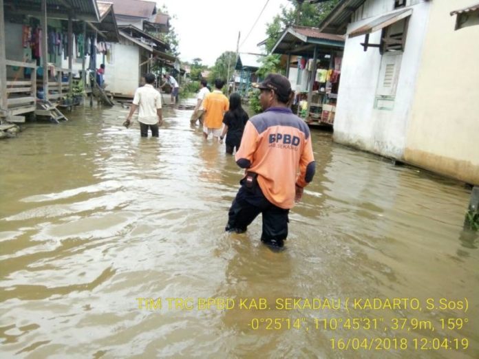 TERENDAM. Banjir merendam sejumlah daerah di Kecamatan Nanga Mahap dan Sekadau Hulu Kabupaten Sekadau, Senin (16/4). BPBD-PK Sekadau for Rakyat Kalbar