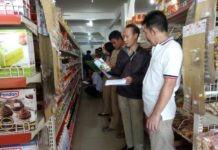 Sekadau Bebas Makarel Bercacing CEK CACING. Tim Terpadu Kabupaten Sekadau melakukan inspeksi mendadak ke sejumlah toko di ibukota Kabupaten Sekadau, Selasa (3/4), mengecek peredaran produk ikan makerel kaleng mengandung cacing. Abdu Syukri