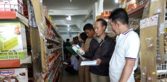 Sekadau Bebas Makarel Bercacing CEK CACING. Tim Terpadu Kabupaten Sekadau melakukan inspeksi mendadak ke sejumlah toko di ibukota Kabupaten Sekadau, Selasa (3/4), mengecek peredaran produk ikan makerel kaleng mengandung cacing. Abdu Syukri
