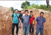 Mengenal Tuguraci, Desa Tanpa Asap Rokok DESA UNIK. Kunjungan Bupati Danny Missy (tengah) ke Desa Tuguraci yang dikenal ketat menerapkan sanksi adat beberapa waktu lalu. FITRAH A. KADIR/MALUT POST