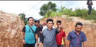 Mengenal Tuguraci, Desa Tanpa Asap Rokok DESA UNIK. Kunjungan Bupati Danny Missy (tengah) ke Desa Tuguraci yang dikenal ketat menerapkan sanksi adat beberapa waktu lalu. FITRAH A. KADIR/MALUT POST