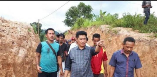 Mengenal Tuguraci, Desa Tanpa Asap Rokok DESA UNIK. Kunjungan Bupati Danny Missy (tengah) ke Desa Tuguraci yang dikenal ketat menerapkan sanksi adat beberapa waktu lalu. FITRAH A. KADIR/MALUT POST