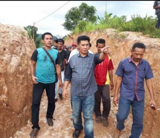 Mengenal Tuguraci, Desa Tanpa Asap Rokok DESA UNIK. Kunjungan Bupati Danny Missy (tengah) ke Desa Tuguraci yang dikenal ketat menerapkan sanksi adat beberapa waktu lalu. FITRAH A. KADIR/MALUT POST