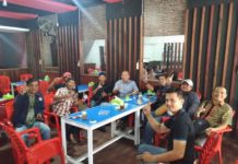 Milton-Boyman Perjuangkan Pembentukan PKR DIALOG SANTAI. Milton Crosby melaksanakan dialog santai di Warkop Abah, Jalan Lintas Melawi, Kota Sintang, Senin (2/4). Warga for RK